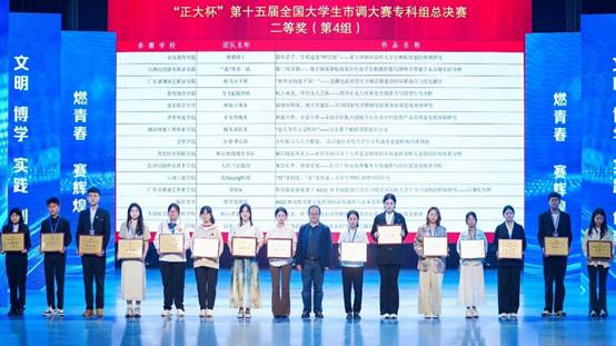 一群人站在一起AI 生成的内容可能不正确。