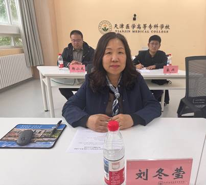 男人和女人在桌子前AI 生成的内容可能不正确。