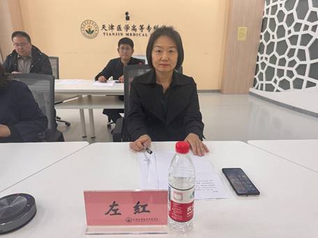 图片包含 人, 室内, 桌子, 男人AI 生成的内容可能不正确。