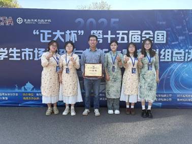 一群人站在一起合影AI 生成的内容可能不正确。